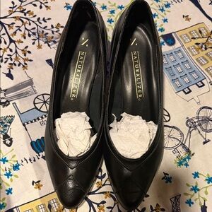 Naturalizer Black Leather Pointed-Toe Pumps — Classic Women's Heels